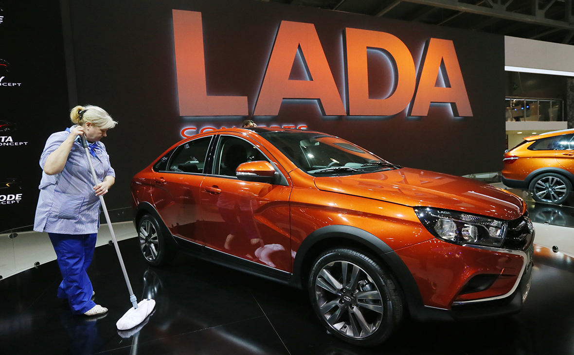 Минпромторг решил выдать субсидии на покупку российских машин за рубежом