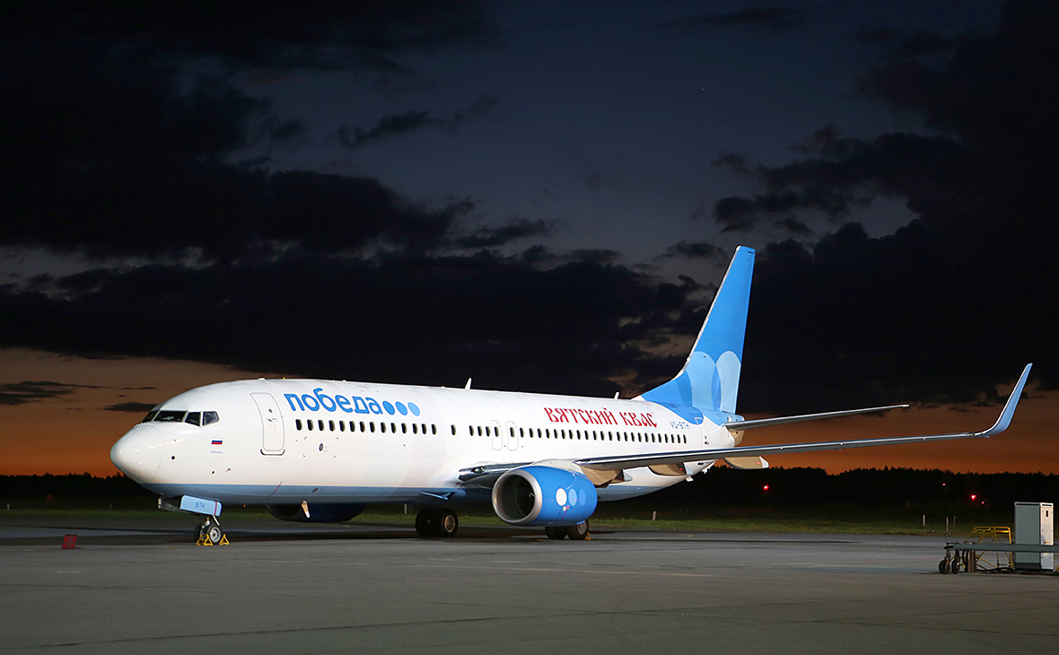 «Победа» запросила 700 тыс. руб. с трех пассажиров за курение на борту